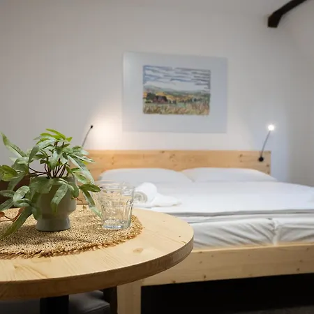 Zamecka Konirna A Restaurace 3* Либерц