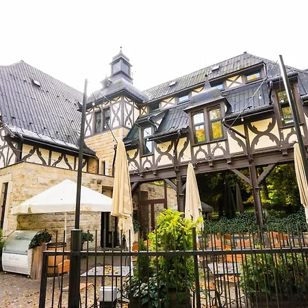Zamecka Konirna A Restaurace 3*