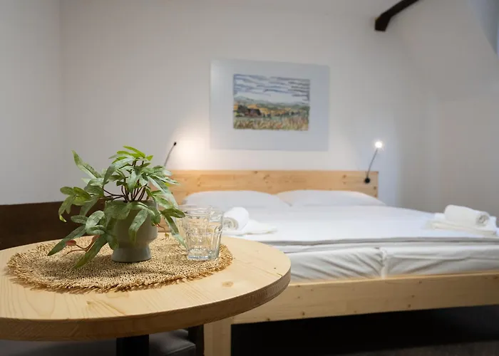 Zamecka Konirna A Restaurace 3* Либерц
