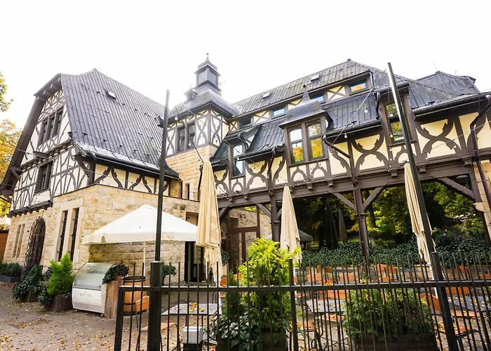 Zamecka Konirna A Restaurace 3*