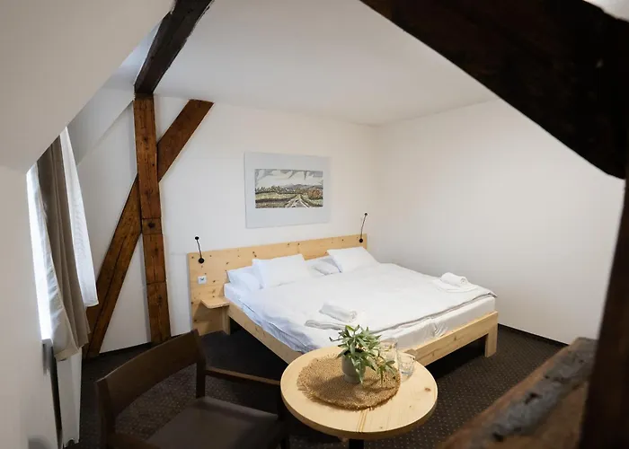 Zamecka Konirna A Restaurace 3*